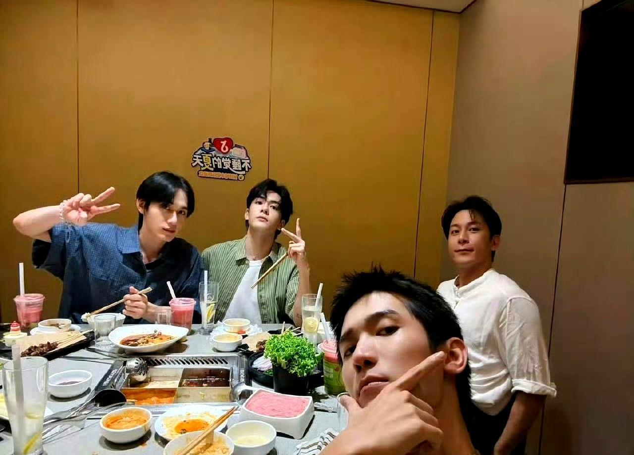 白鹿在仁川机场拽住韩国粉丝，一口地道韩语劈头就问：你看我哪部剧？
她身后曾舜晞憋