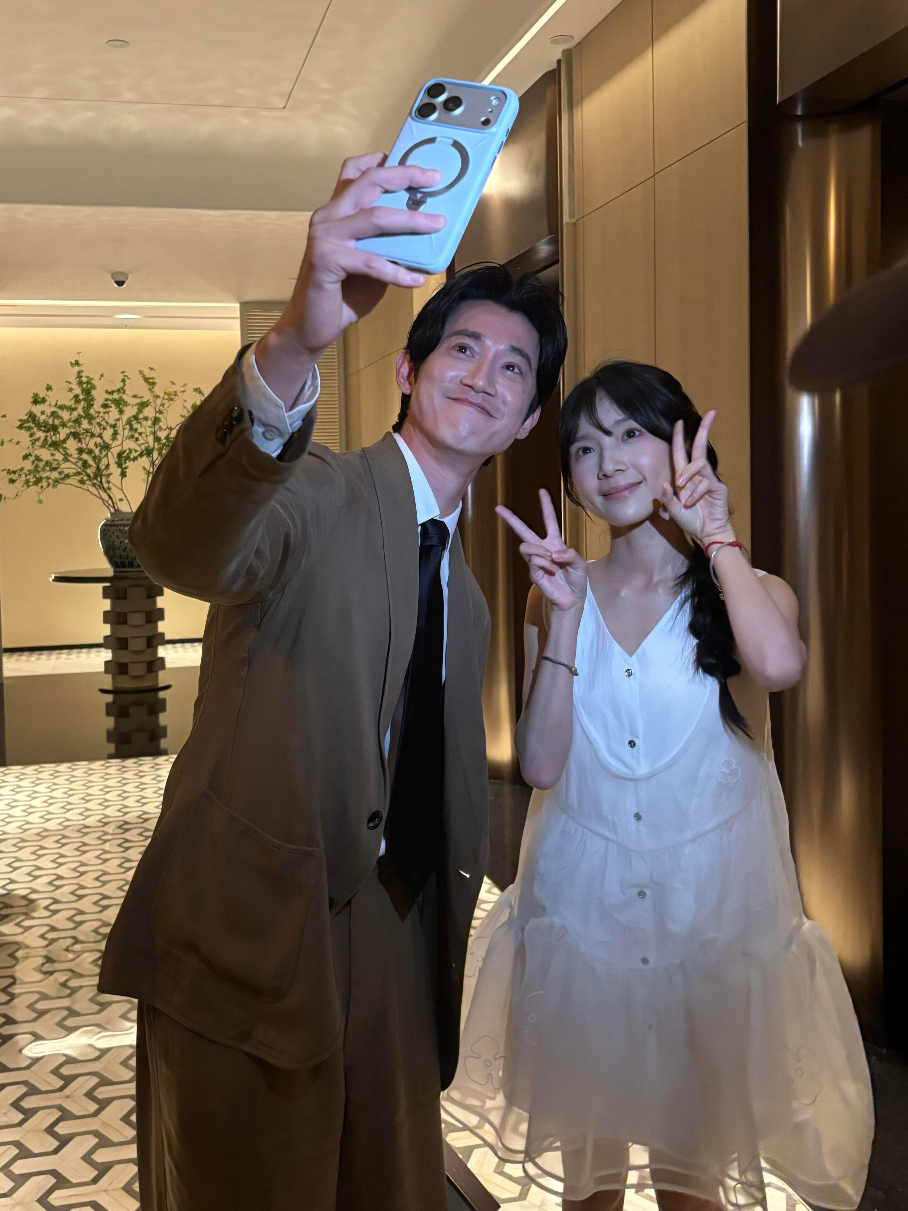 吴慷仁李思潼自拍合照🤳 吴慷仁李思潼两人共同担任金鸡百花电影节志愿者推介人 