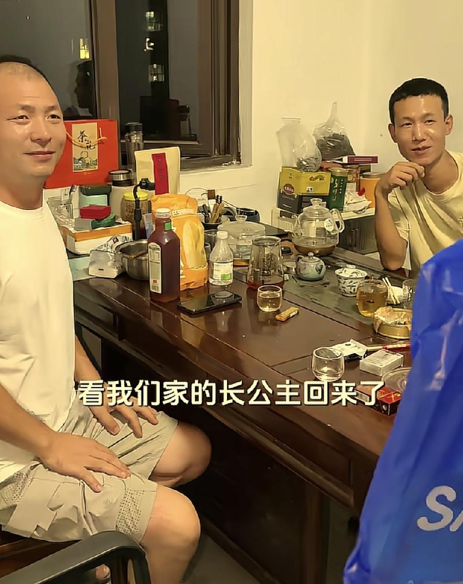 有网友说：大牛的眼神在恍惚。大牛对面坐的是馨馨的干爸！与大牛是老气关系。
馨馨柯