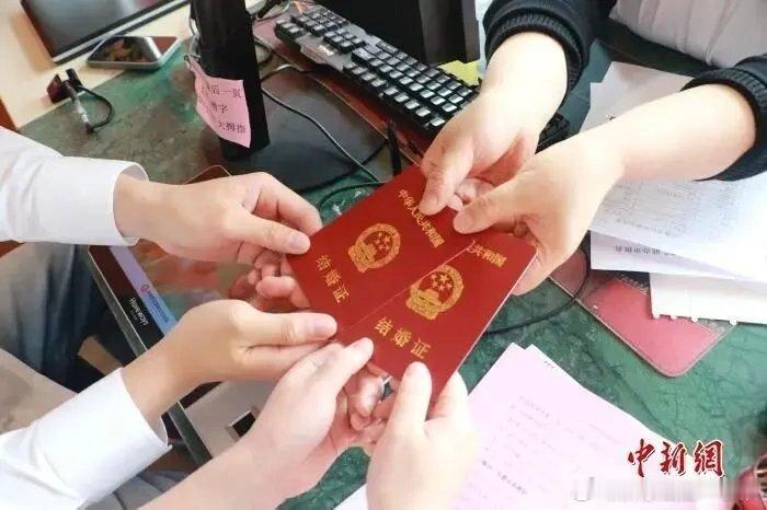 【多地官宣：结婚发钱】又有多地宣布给新婚夫妻“发红包”。据广州日报7月23日报道