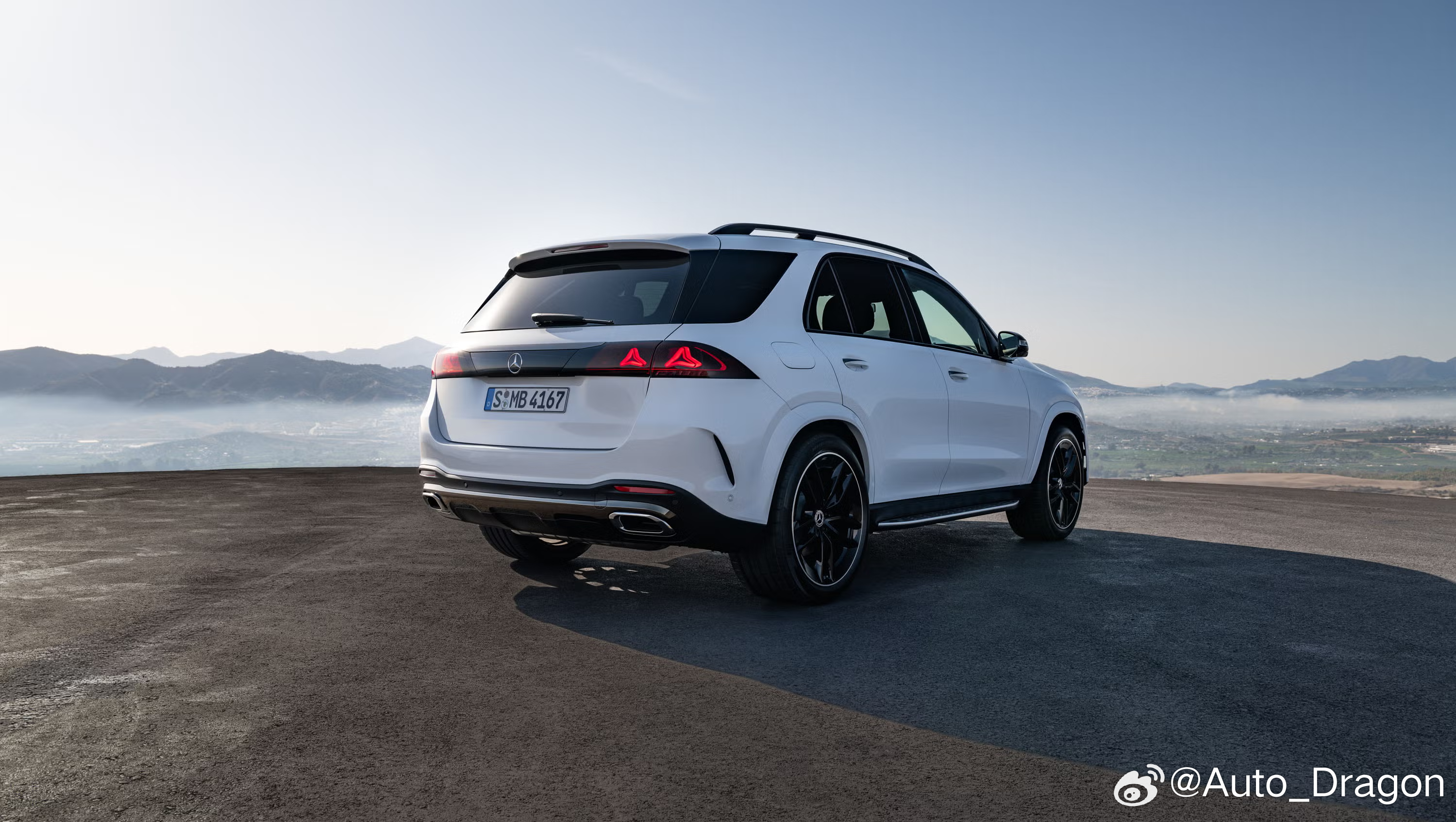 2027 奔驰GLE/GLS看着都不像设计师设计的。更像是产品经理用AI设计的，