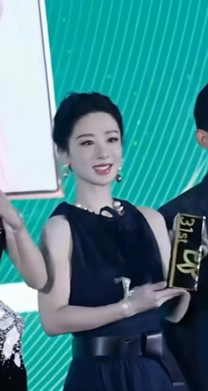 杨紫主动让C位杨紫的笑太治愈了，走到哪里都挂满了笑容，让人太爱了！ 