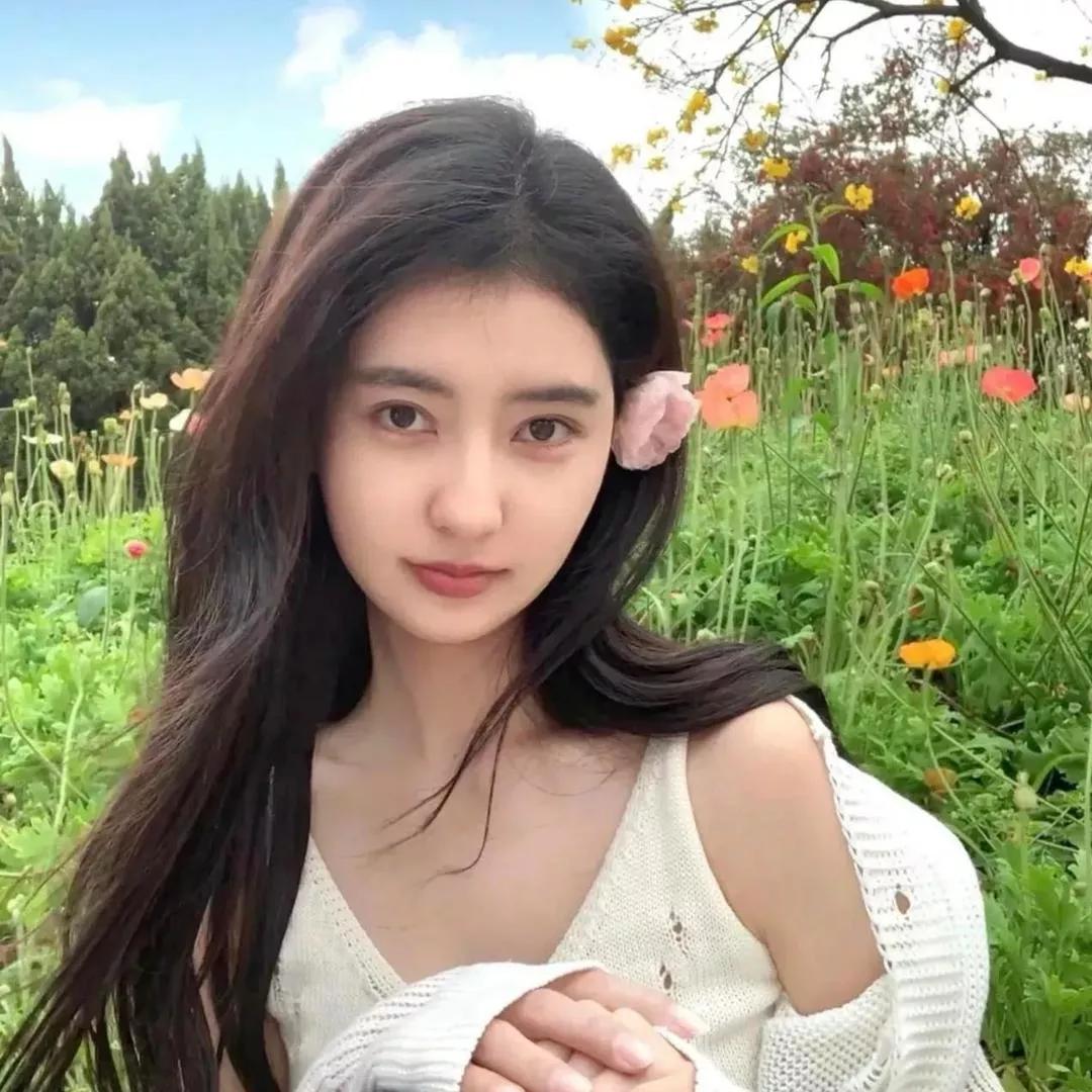 花间笑语，春日悠然。花间微风 花间风景 花间微笑 春日即景 春日赏诗 燕归春日景