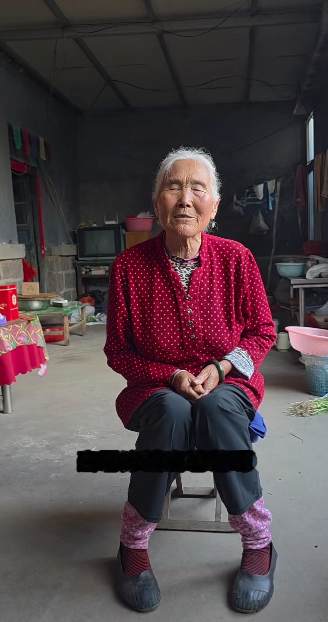 手机耍视频，看到一位博主发的视频，一位老奶奶唱的歌谣《养育恩》，歌词很有意思，歌
