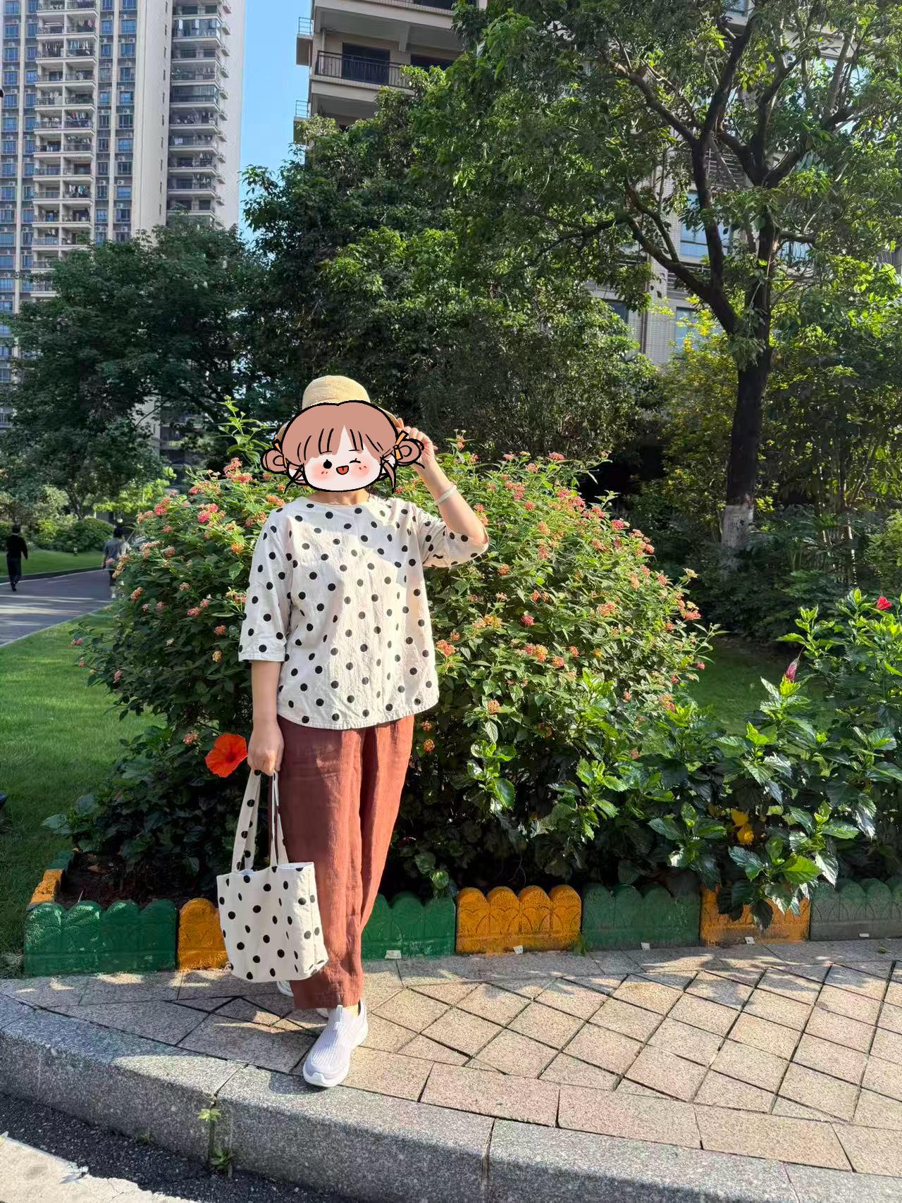 记录一下自己做的衣服～
这件波点七分袖上衣，用的是我特别喜欢的一块布料。
看着款