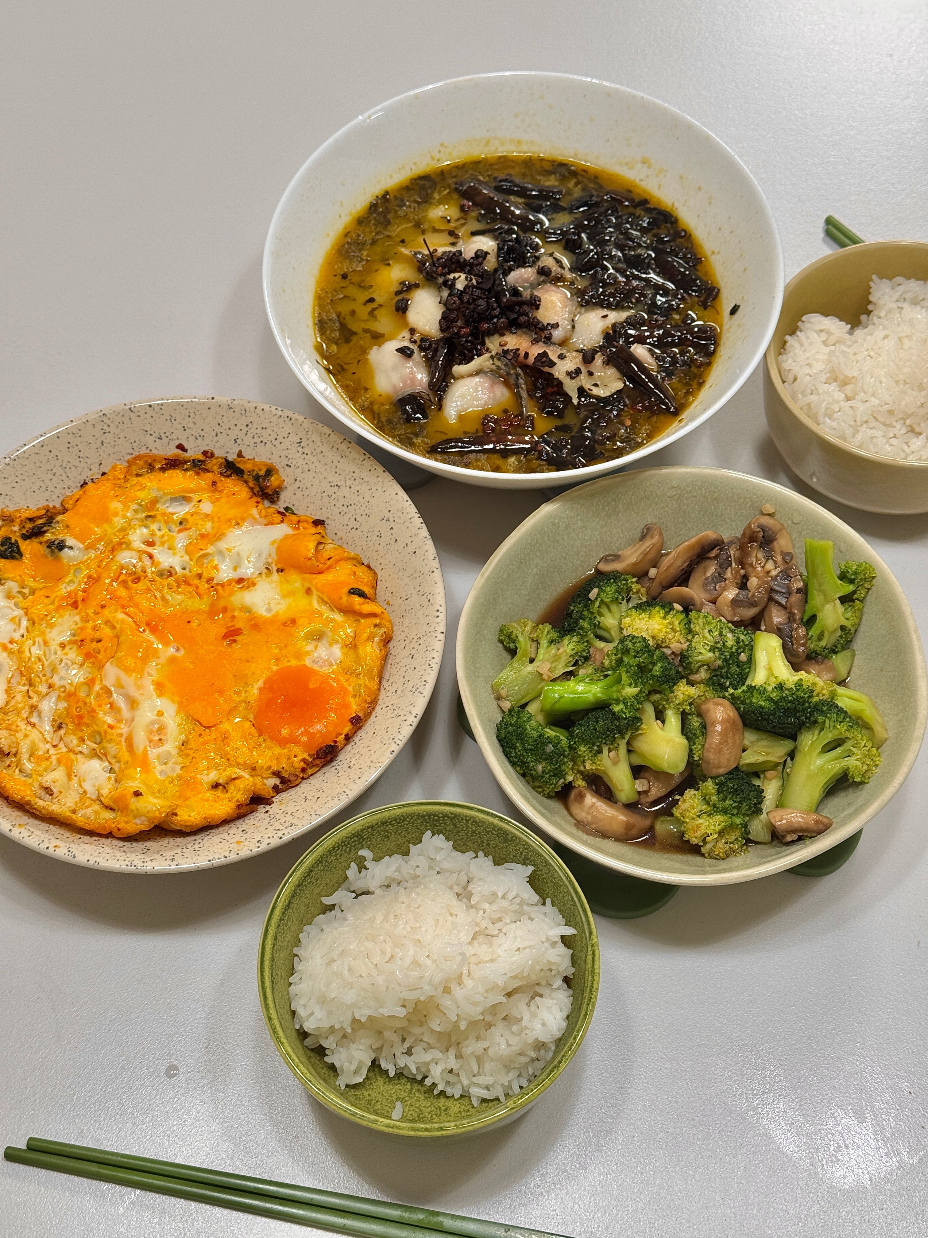 香辣鸭头还是如此美味！！最近在家里做饭频率好高，吃几个快手菜真的好方便啊，爱上了