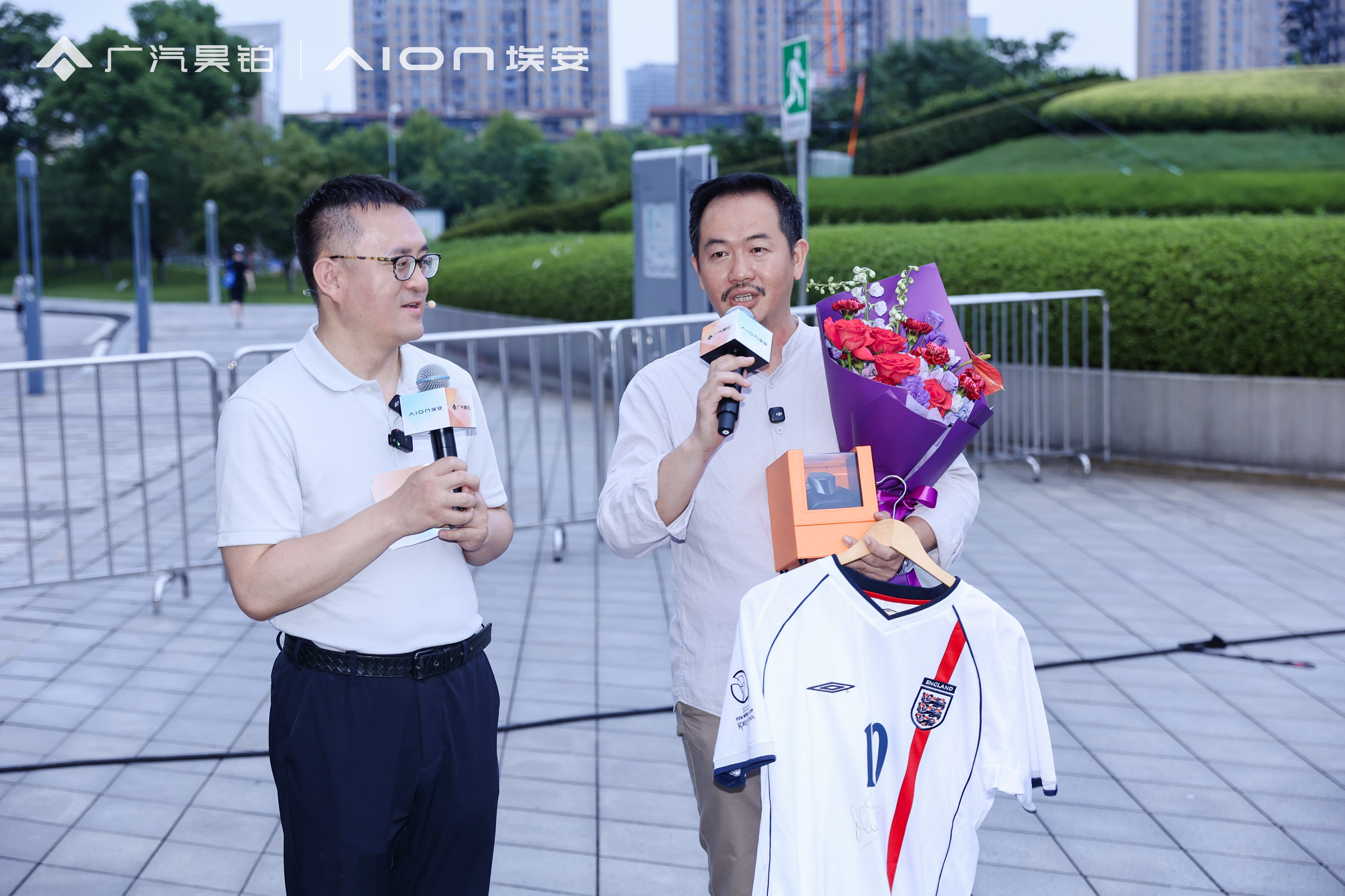 昊铂把“宠粉”玩出了新高度！传奇球星欧文不仅陪着车主们熬夜同看美加墨世界杯决赛，