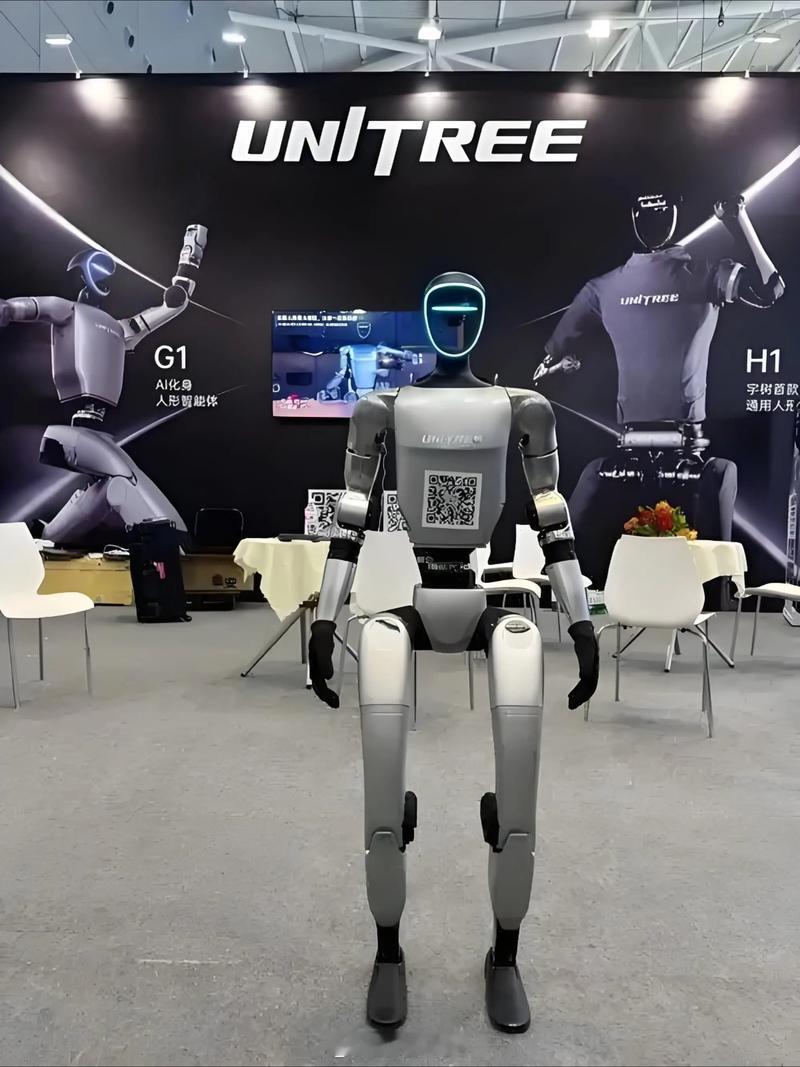 会对话的宇树人形机器人首次官方亮相机器人已经会遛马了3月12日，宇树科技首款可对