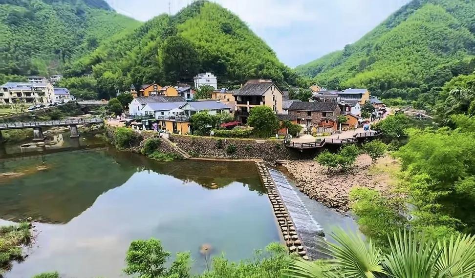 这个村落，基本上满足了世外桃源的一切要素，我都好想在这住上一个月。刚才刷到发哥z