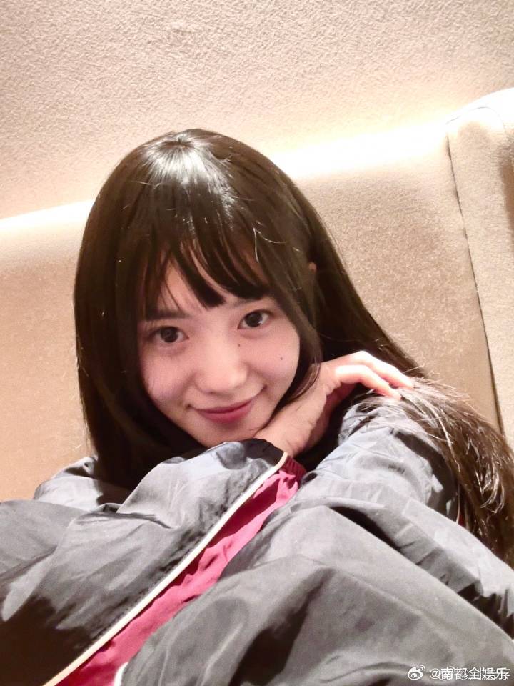 刘浩存剪刘海了今日，刘浩存分享新发型自拍，黑长直搭配齐刘海，这个新鲜存，你觉得如