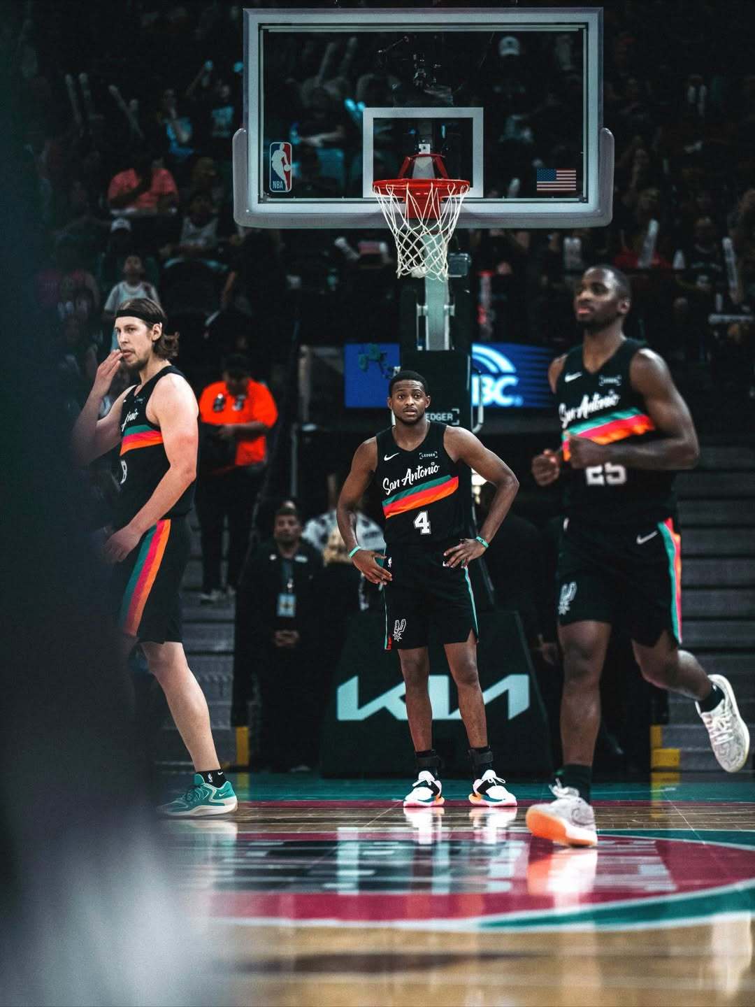 6分3板9助攻0失误，上场时间最多，正负值最高🦊「福克斯表示他试图通过不同的方