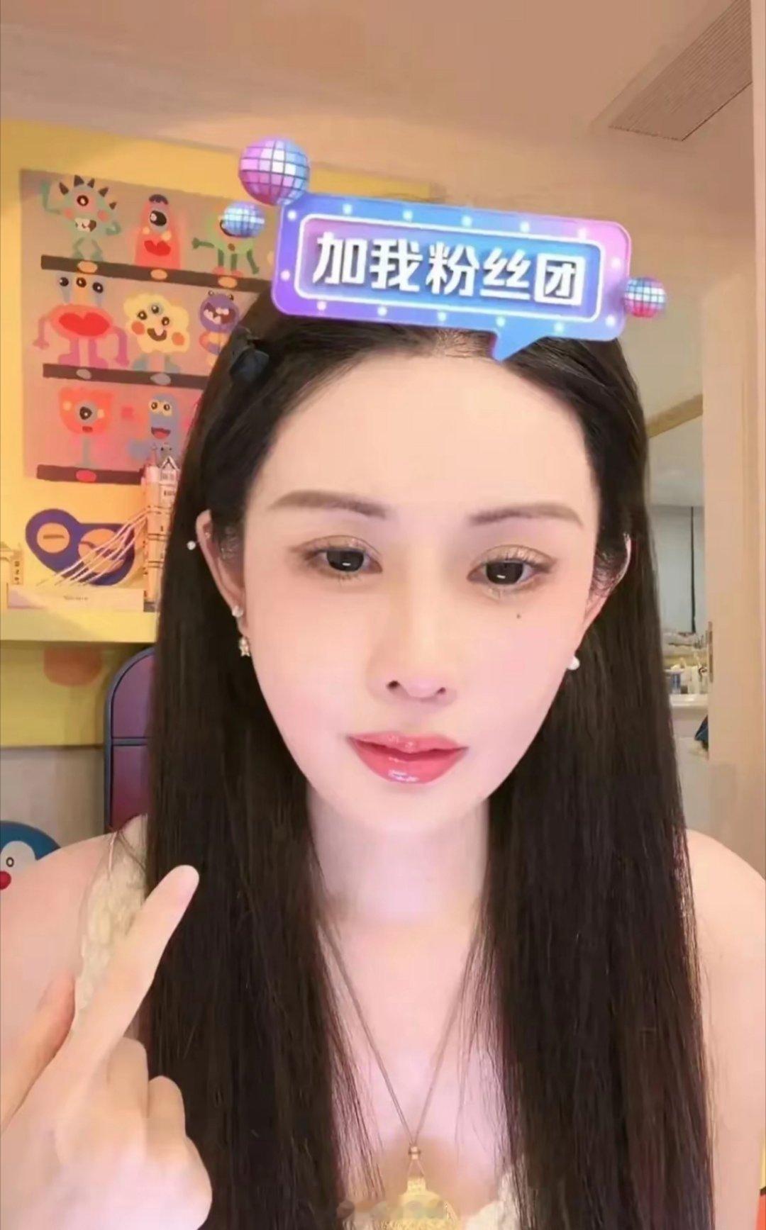 韦雪直播谈叶珂韦雪为叶珂发声：女生别为难女生，叶珂和韦雪在直播时，都显示出超高的