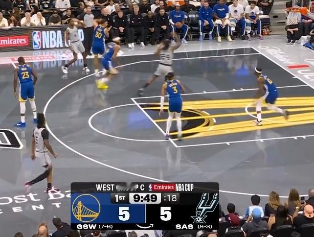 看到小狐狸我想到了一个问题 他是库里旗下的是不是谁能签约库里 他就连带一起跟着走