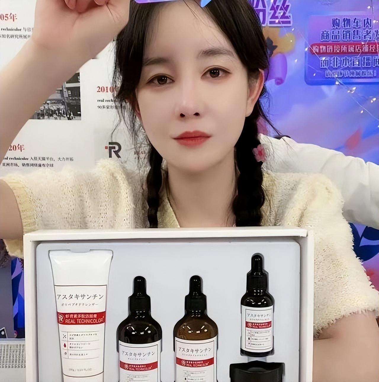 张泉灵向鲁豫透露直播带货的造假套路。
 
她说之前直播卖书，后台明明有500本库