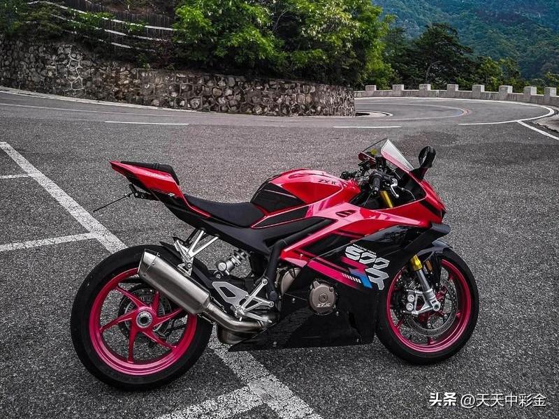 这不是一个简单的消费选择，它背后其实牵涉到对“新国货”的热情与对产品成熟度的理性