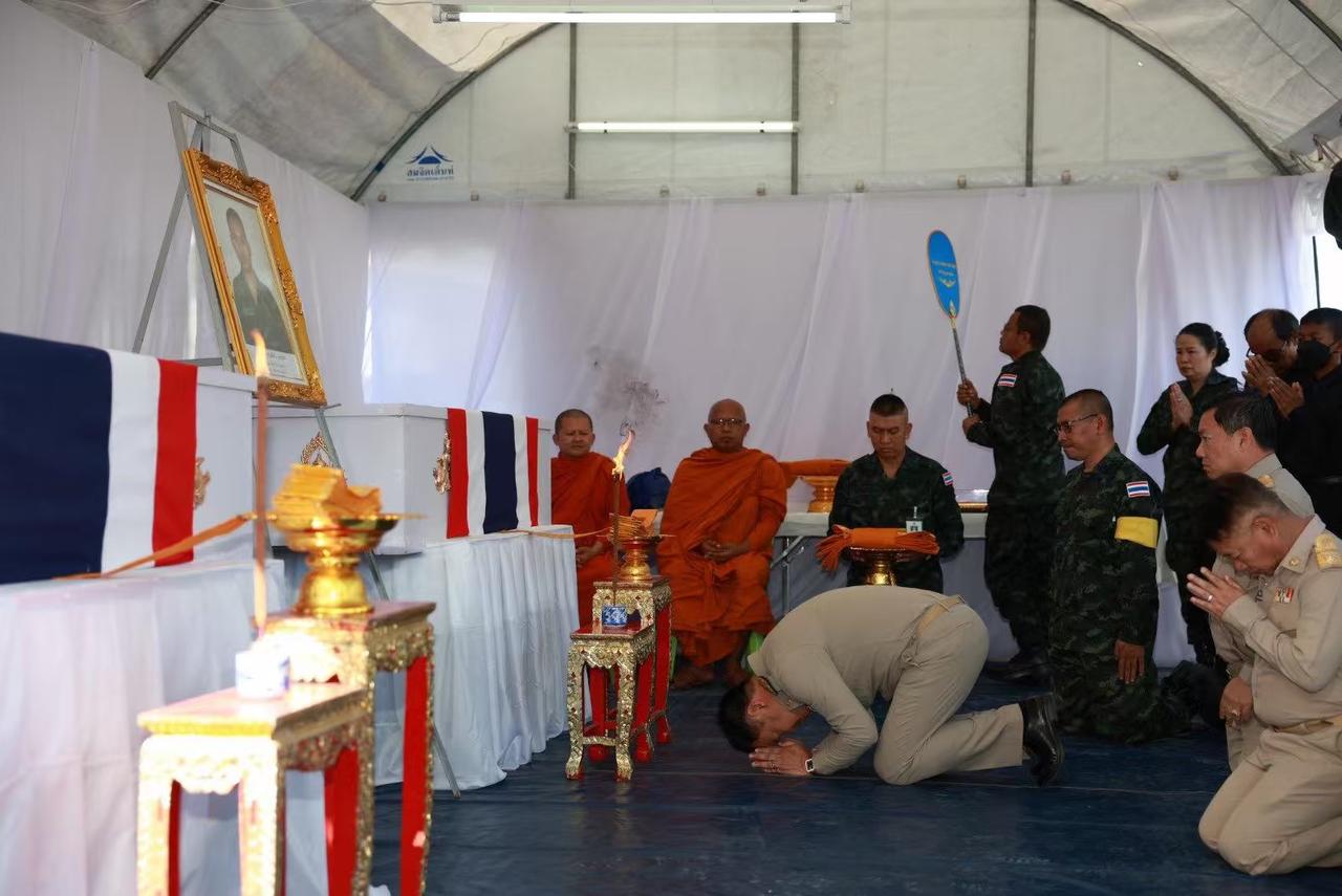 阿努廷这一跪，估计未来选举已经成功大半了。阿努廷是个感性的人，他的“软弱”只给自