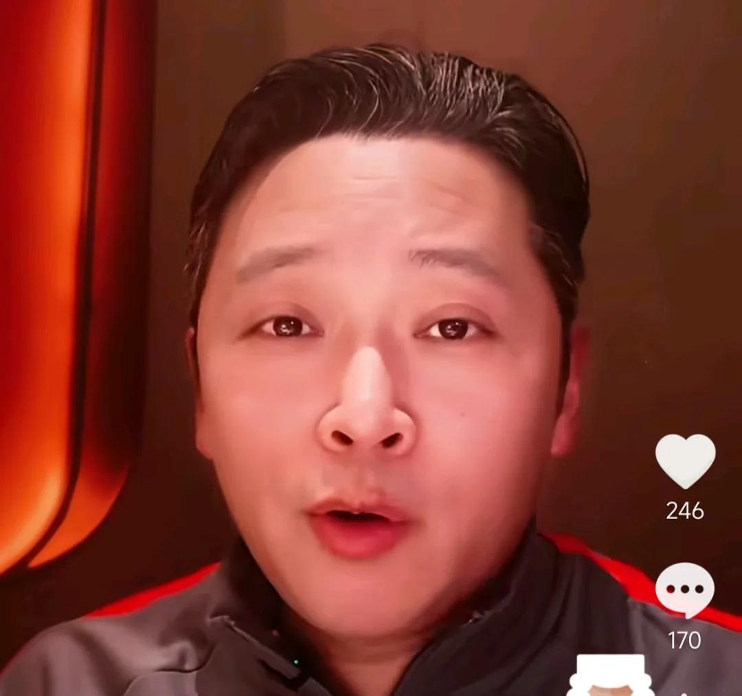 解说员周亮爆了一个料。
他表示，他在这几天收到一个球迷寄过来的礼物，这个礼物他打