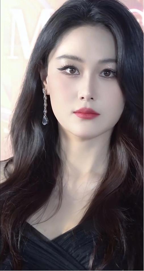 越长越好看的女神张馨予，这气质一看就是优雅大气的顶级美女。她的五官是360度无死