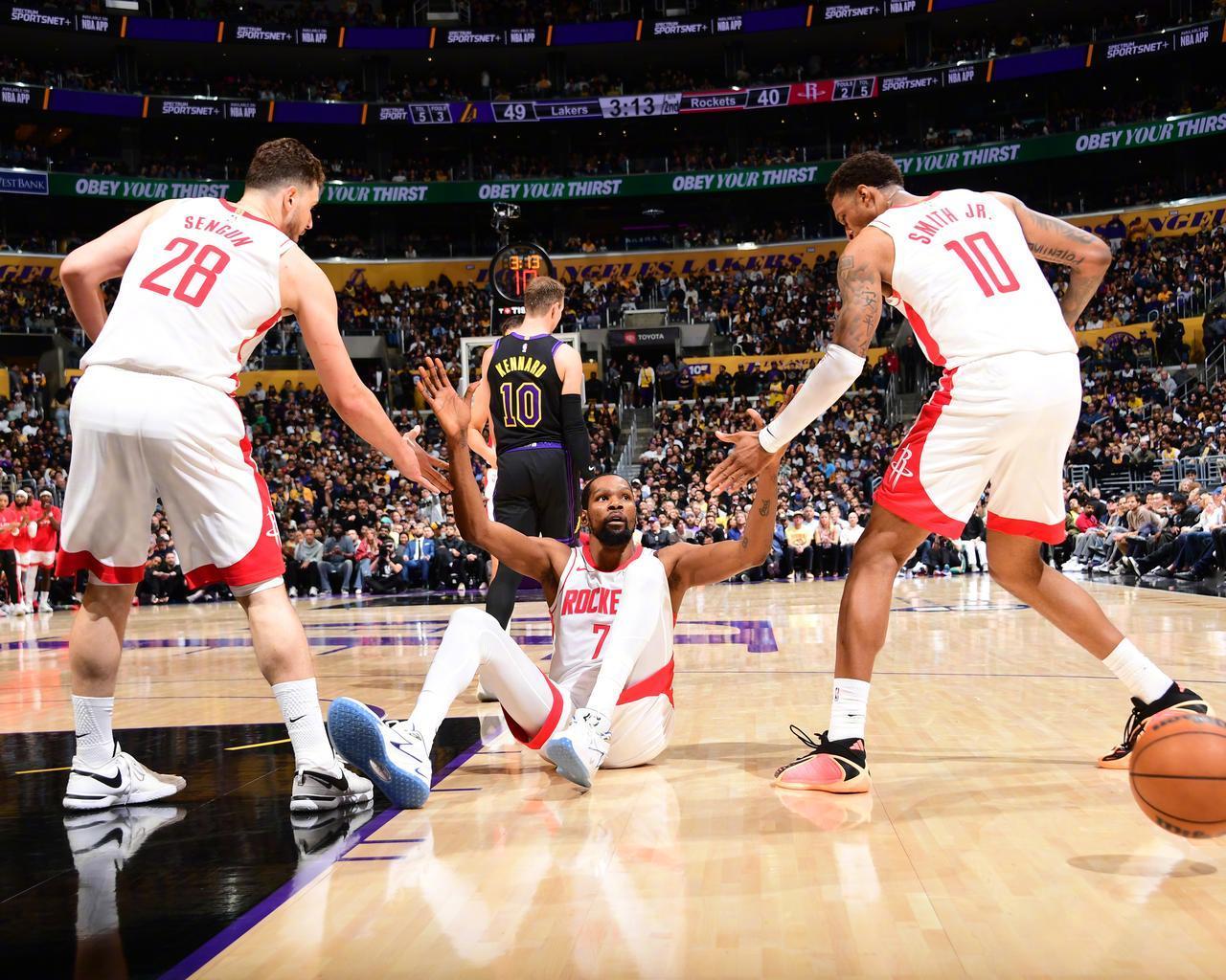 杜兰特今天“只”打了41分钟！
准确点说是40分钟59秒，为啥这么长的时间还说是