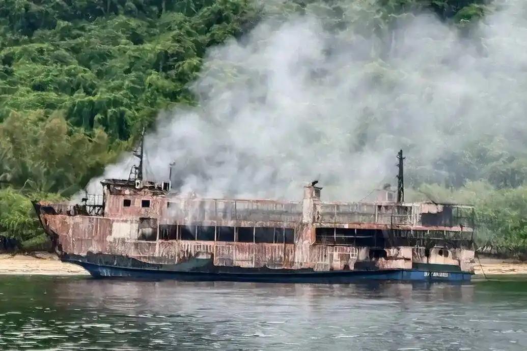 这回中国没再急着冲上去兜底！菲律宾一艘渡轮烧成火海，35人遇难、54人失踪，海岸