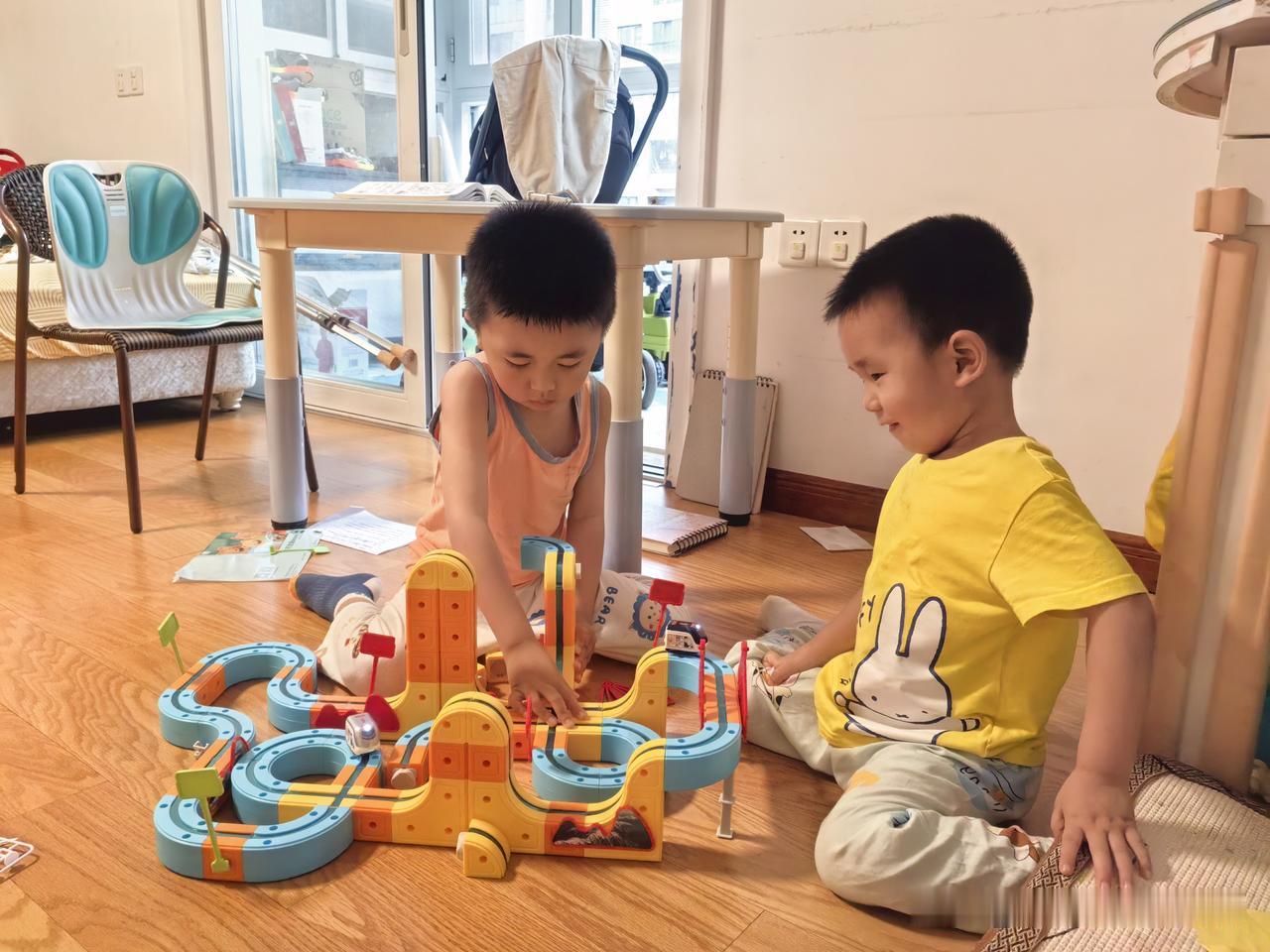 我家两个孙子的和平共处时间很短暂。

朋友给我家两个孙子寄来了“”六一”儿童节礼