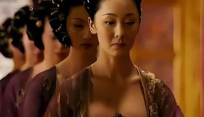 权倾朝野的九千岁魏忠贤，每晚睡觉，必须有49个不满20岁的宫女站在床边。

她们