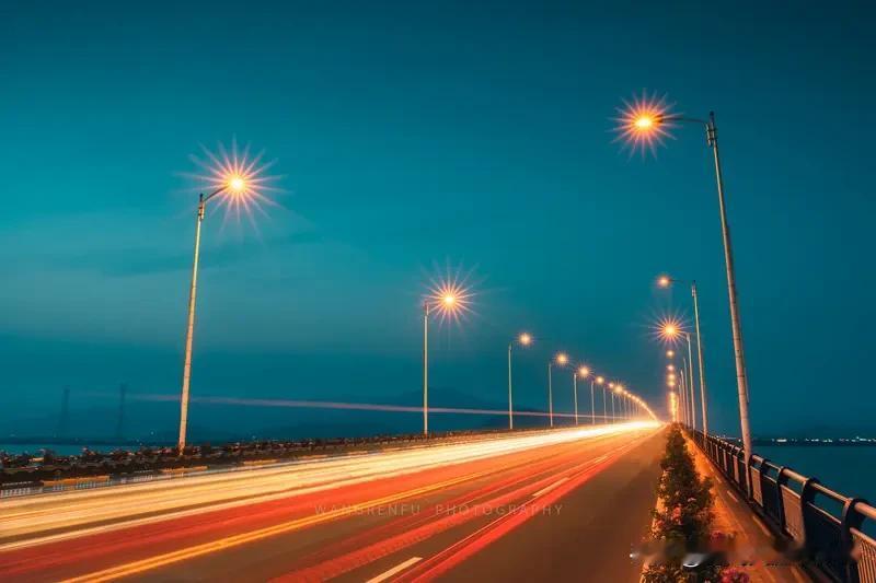 “灯火通明照人间”，这意境仿佛把人带入了一片繁华璀璨之地。要对出合适的上联，我觉