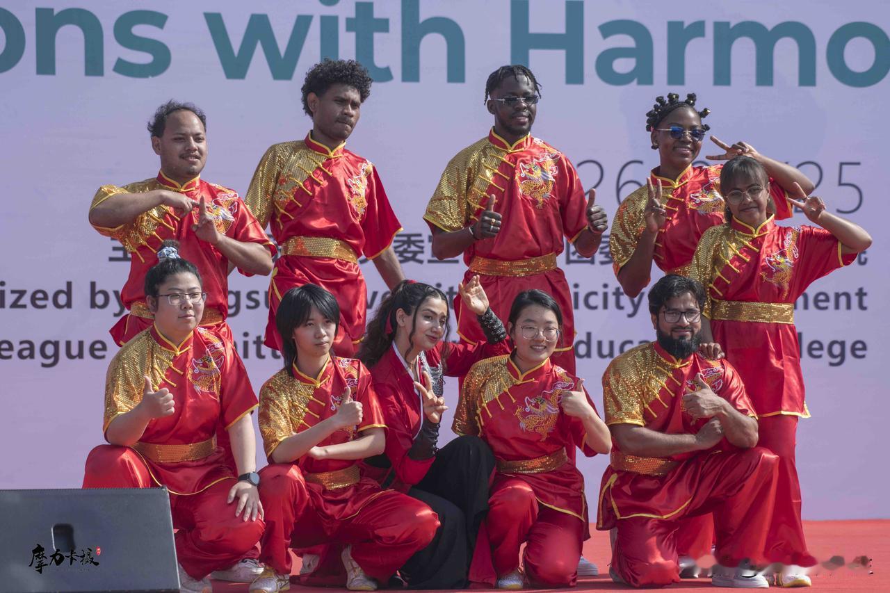 不同肤色，同一份热爱。在红与金的韵律里，我们用武术的一招一式，书写着跨越语言与文
