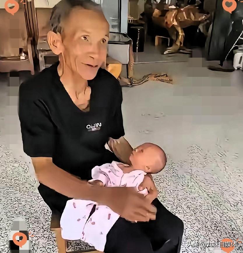 广西一位68岁的大爷抱着刚满月的亲生儿子，在邻居面前笑得眼睛都找不到了，可谁能想