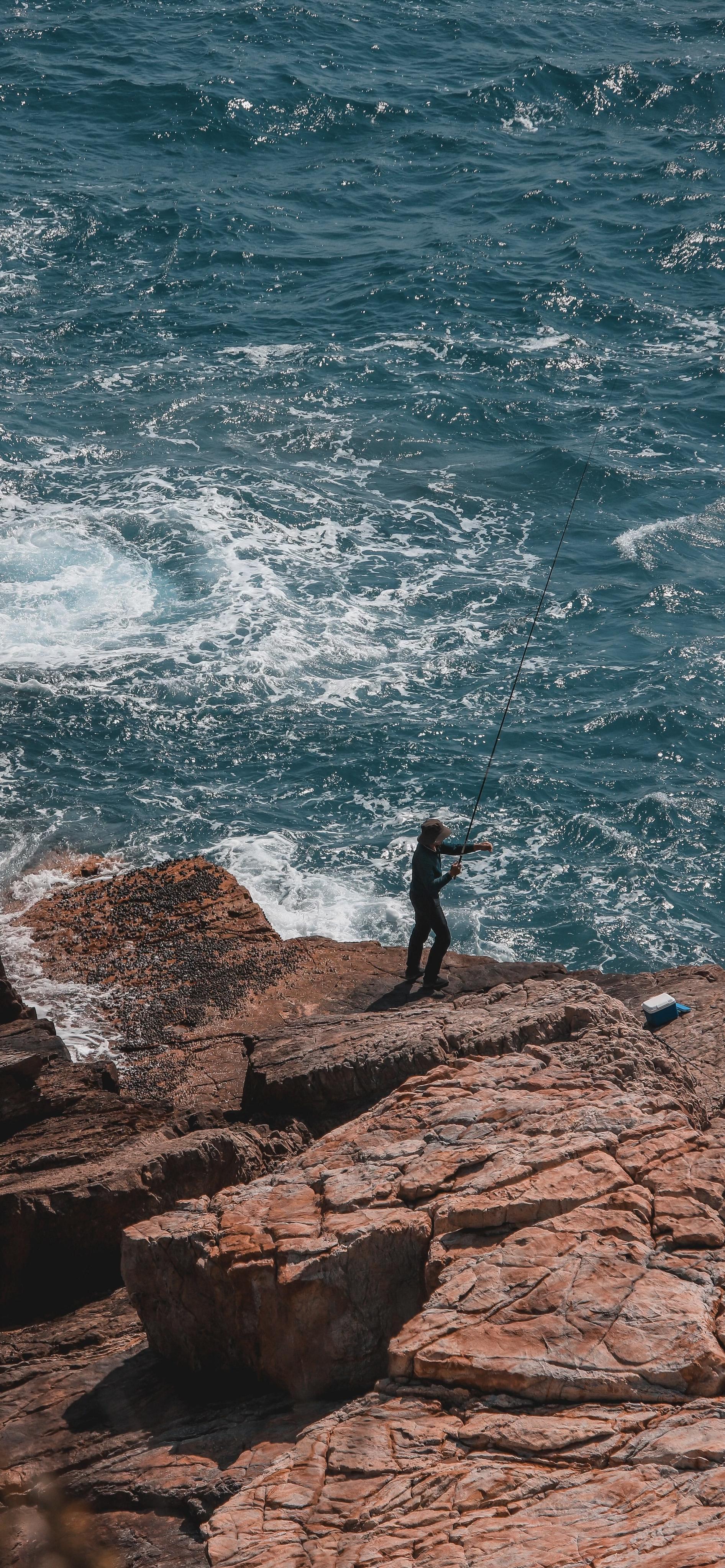 《你替我自由时，请把海浪声开大一点》🌊 你替我踩过的浪，是我在会议室...