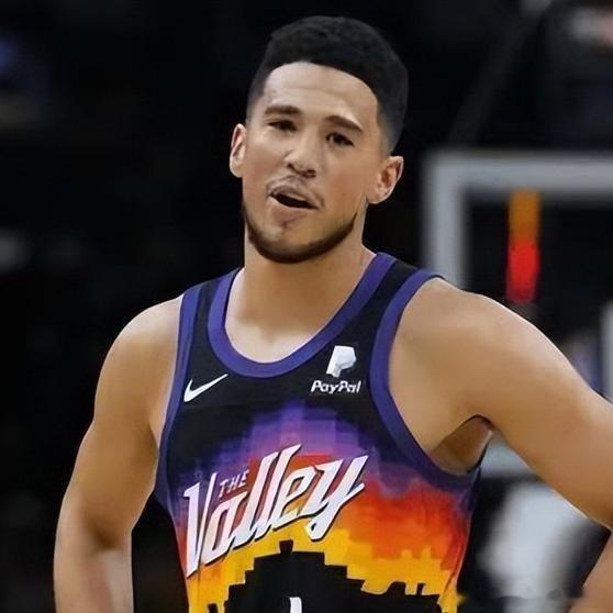 《文班14投10铁短板尽显遭锁死，布克轰28+13，太阳令马刺遭遇首败》11月3