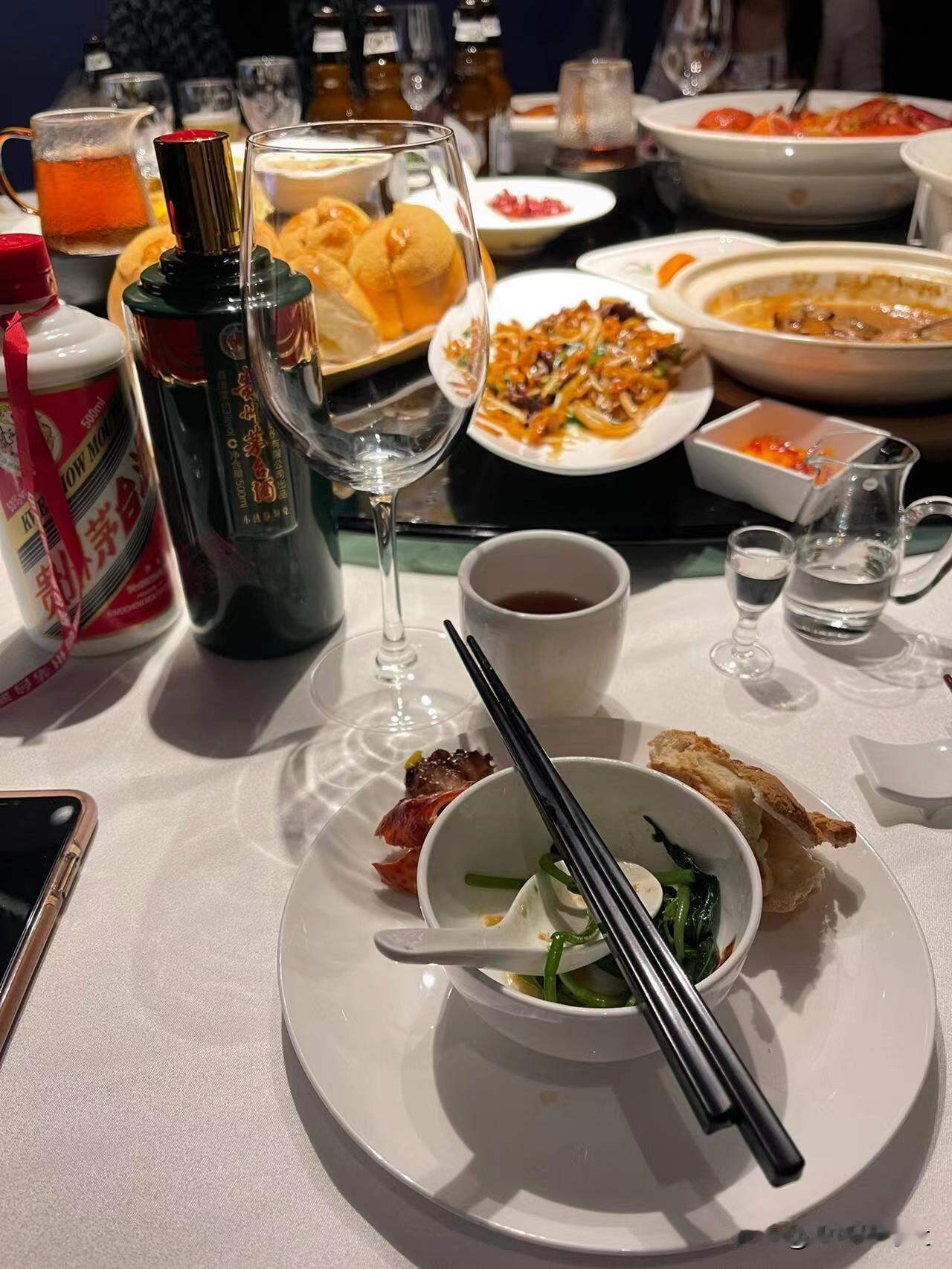请客户吃饭，敬酒不知道怎么说，不妨以菜和酒做比喻：

①王总，我敬你！咱们的合作