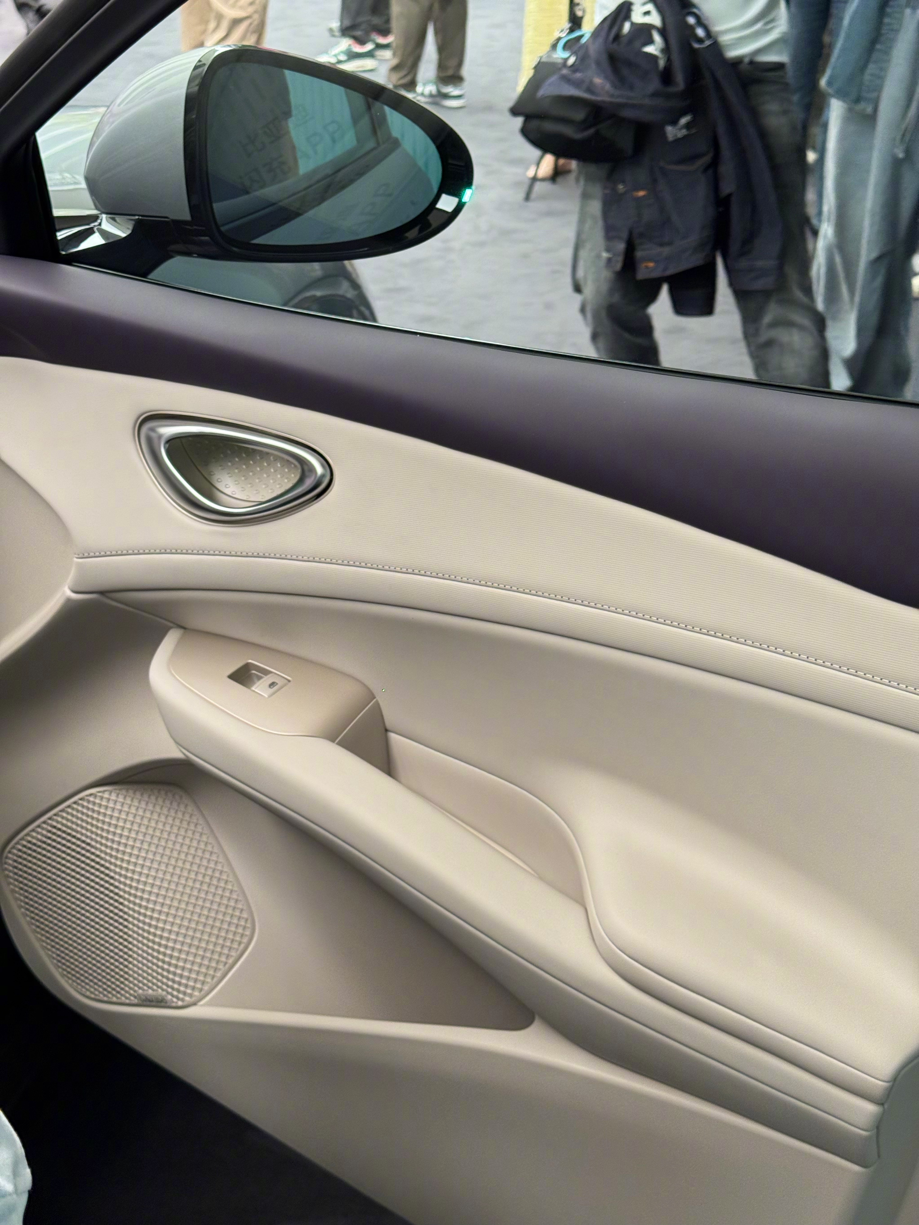 比亚迪内饰还「土」不！？我认为进步非常大，克制，钢琴烤漆终于用完物料！删繁就简，