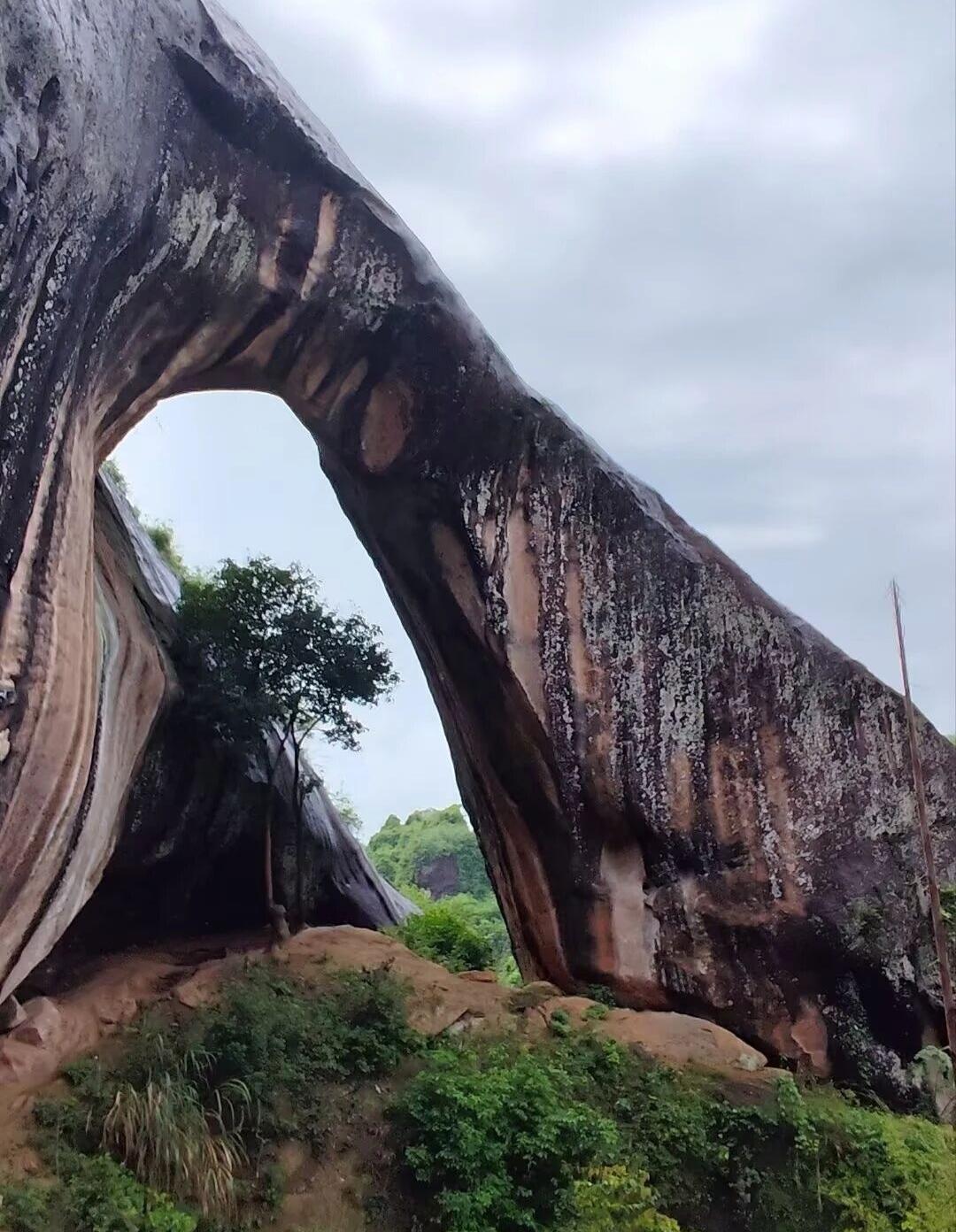 分享一双好看的高跟鞋在湖南郴州市永兴县山石矶公园，有一处被游客称为“高跟鞋”的网