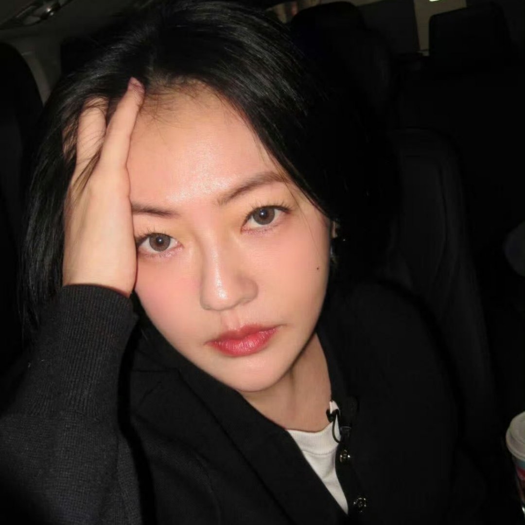 小S久违晒自拍照最新自拍照，展现紧致皮肤与明艳状态，配文