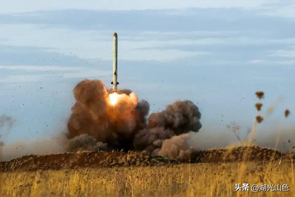美国清醒的知道，乌克兰不可能打败一个超强核大国。特朗普也把俄乌战争的发生，归咎于