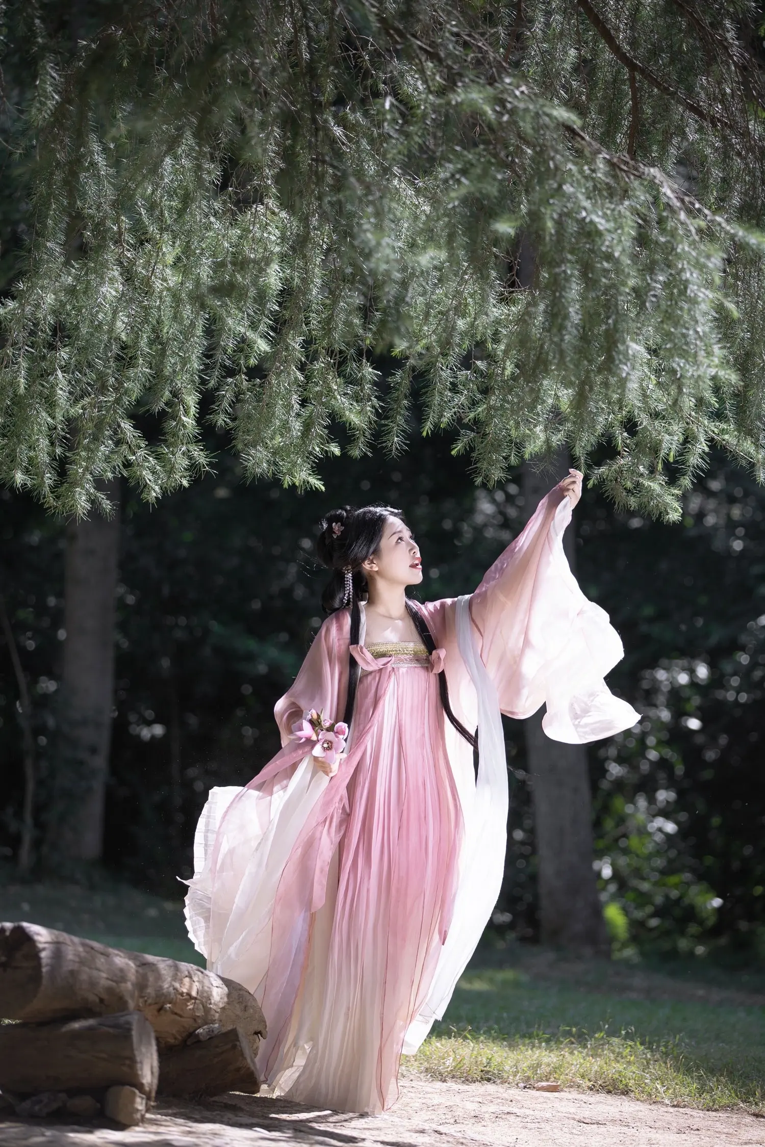 "画架春风里，遥看碧草间。"