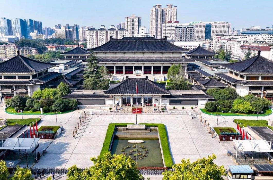 陕西历史博物馆再发延时开放公告，这是馆方连续第二年于旅游旺季调整运营时间。具体看