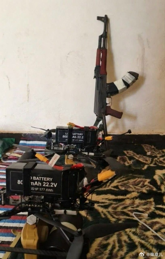 伊朗士兵携带自杀式FPV无人机在哈尔克岛准备迎接美国海军陆战队 