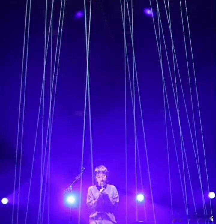 窦靖童 同一片天空下短短一段哼唱尽显功底，能看出对歌曲有着自己的理解歌手发布会