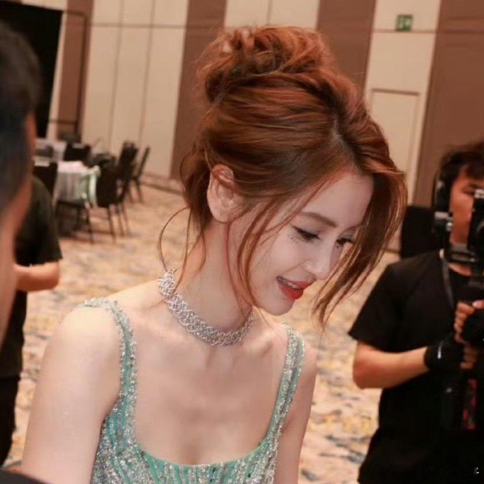 杨颖好权威的一张脸好漂亮，又出来了活动[太开心][太开心] ​​​