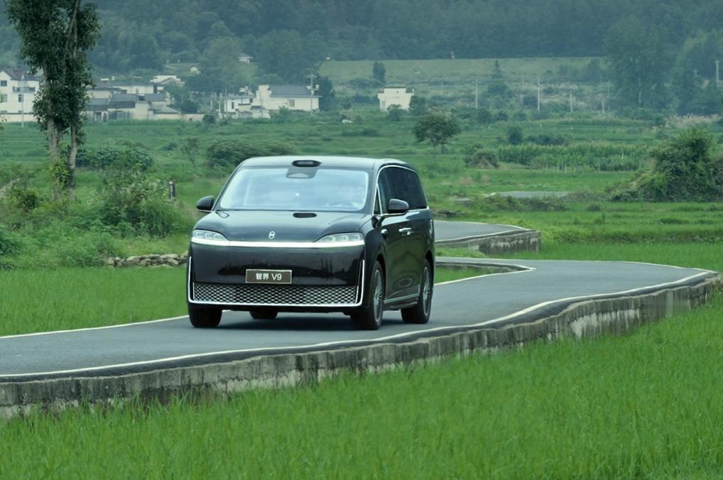 好车 就得配好景。智界v9