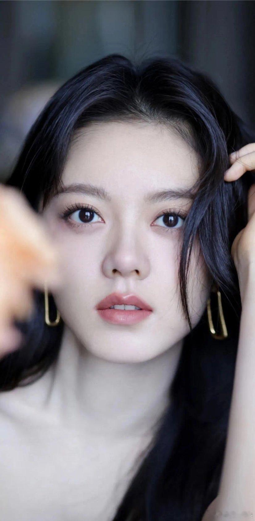 赵今麦[超话]  不是我说麦子也太白了吧，这是什么神仙皮肤！每天颜值一暴击啊啊[