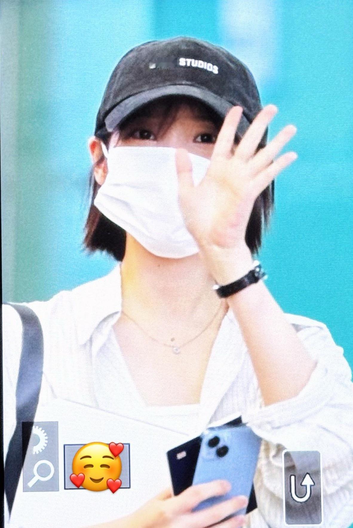 IU来上海了萌萌的知恩姐姐来啦！IU上海到达 ​​​