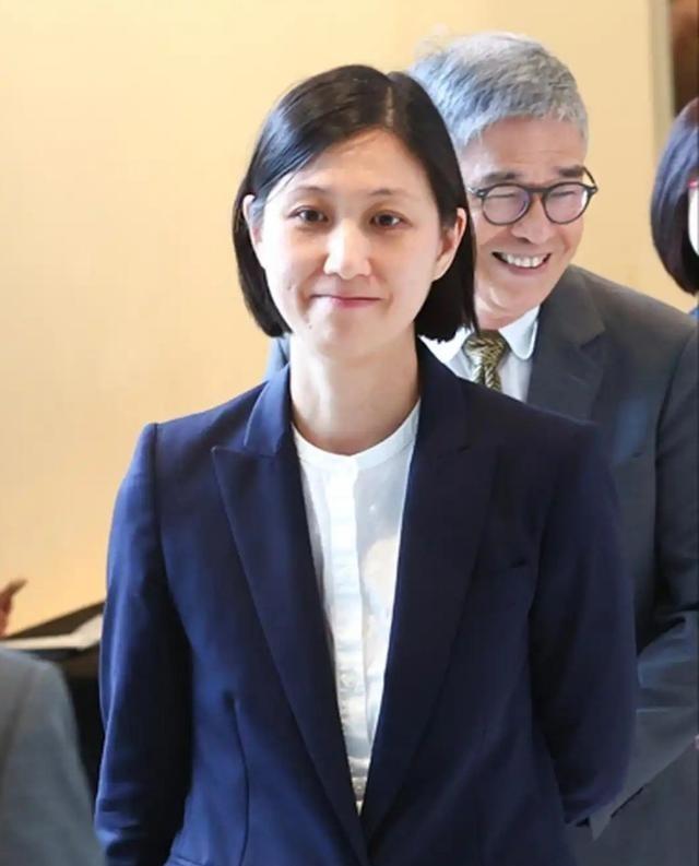 马唯中是马英九大女儿，现年46岁，容貌出众，获评“全球第四美千金”。她五官清秀，