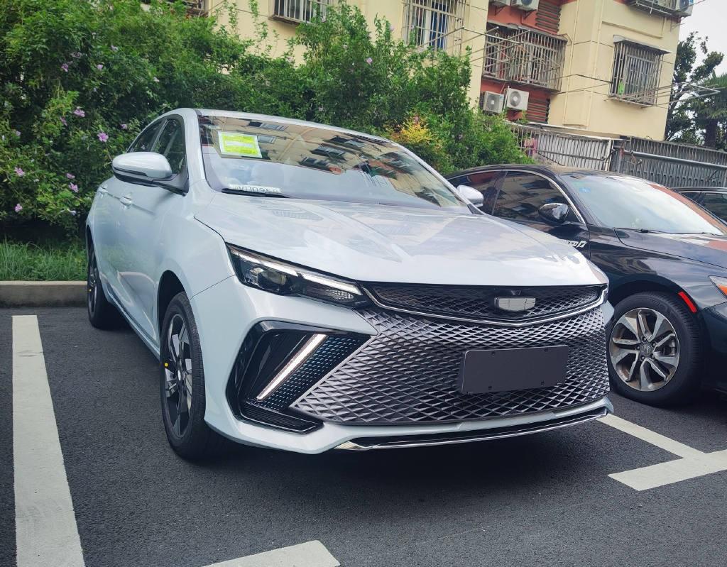 月薪6000的人想买燃油车，买哪款最合适？
最合适的是吉利第5代帝豪，价格大约5