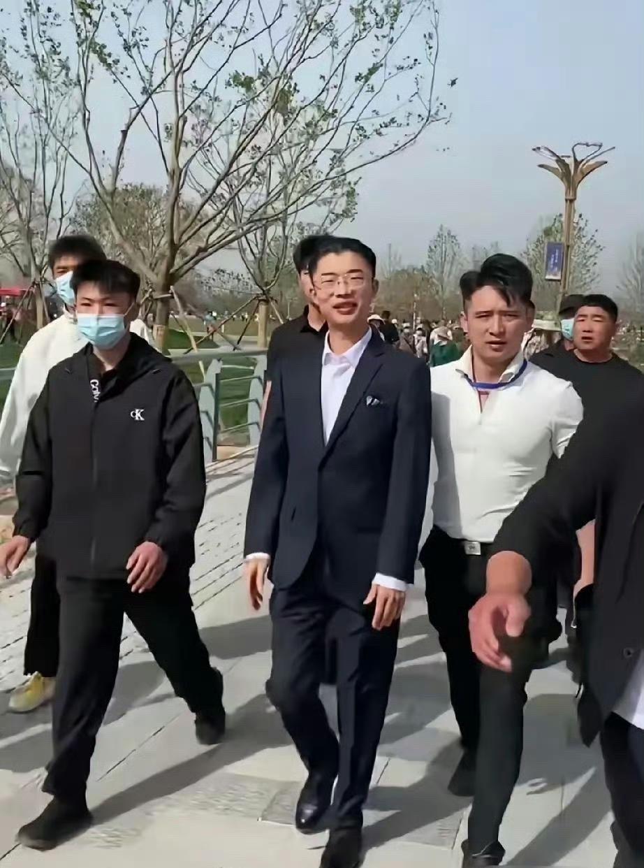 郭有才现身线下活动，身后带着保镖。

往人群里一走，前边开路，后边护着，谁想挤过