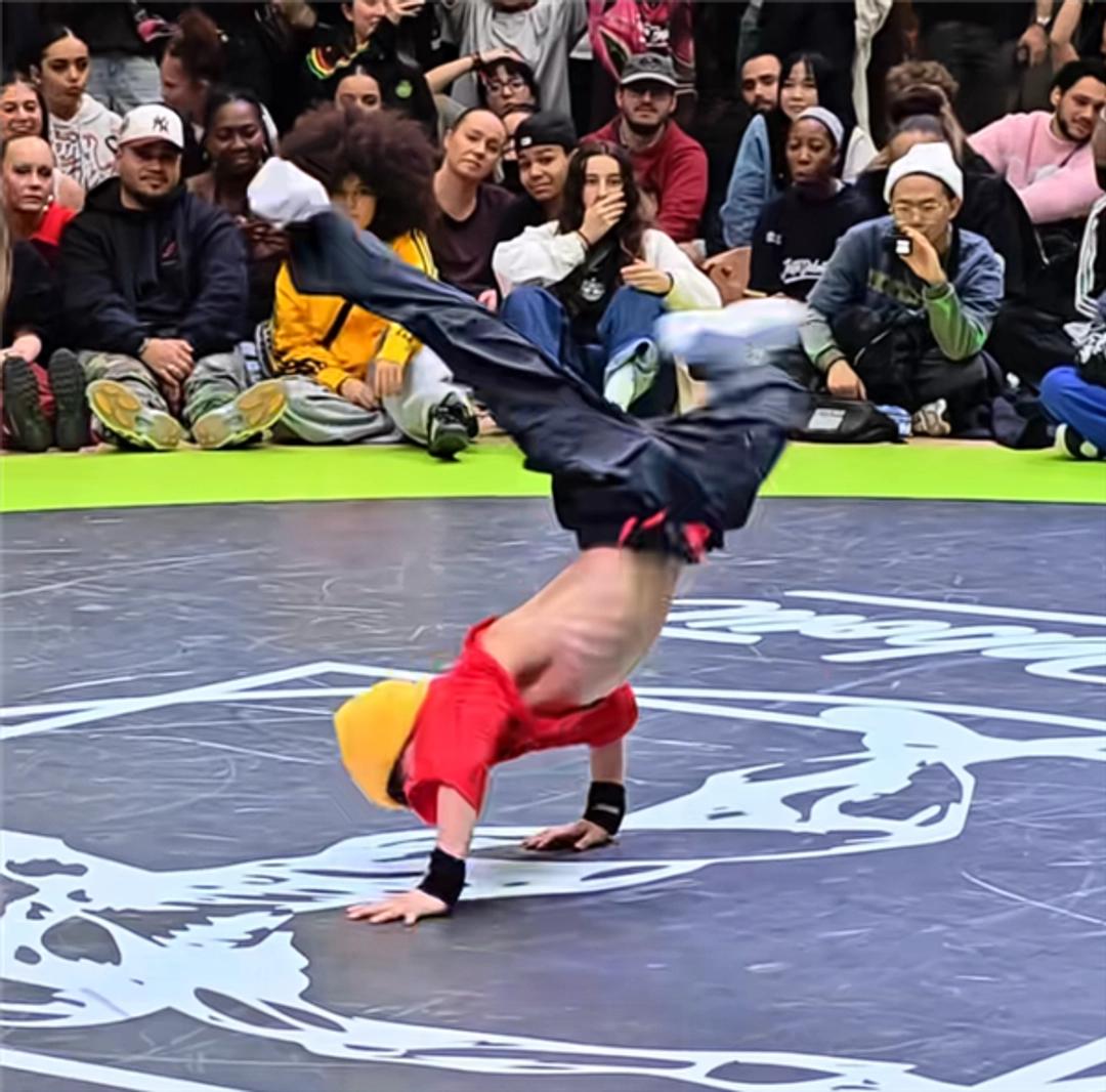 13岁小孩，拿醉拳干翻了世界街舞冠军。

这事发生在巴黎，Juste Debou