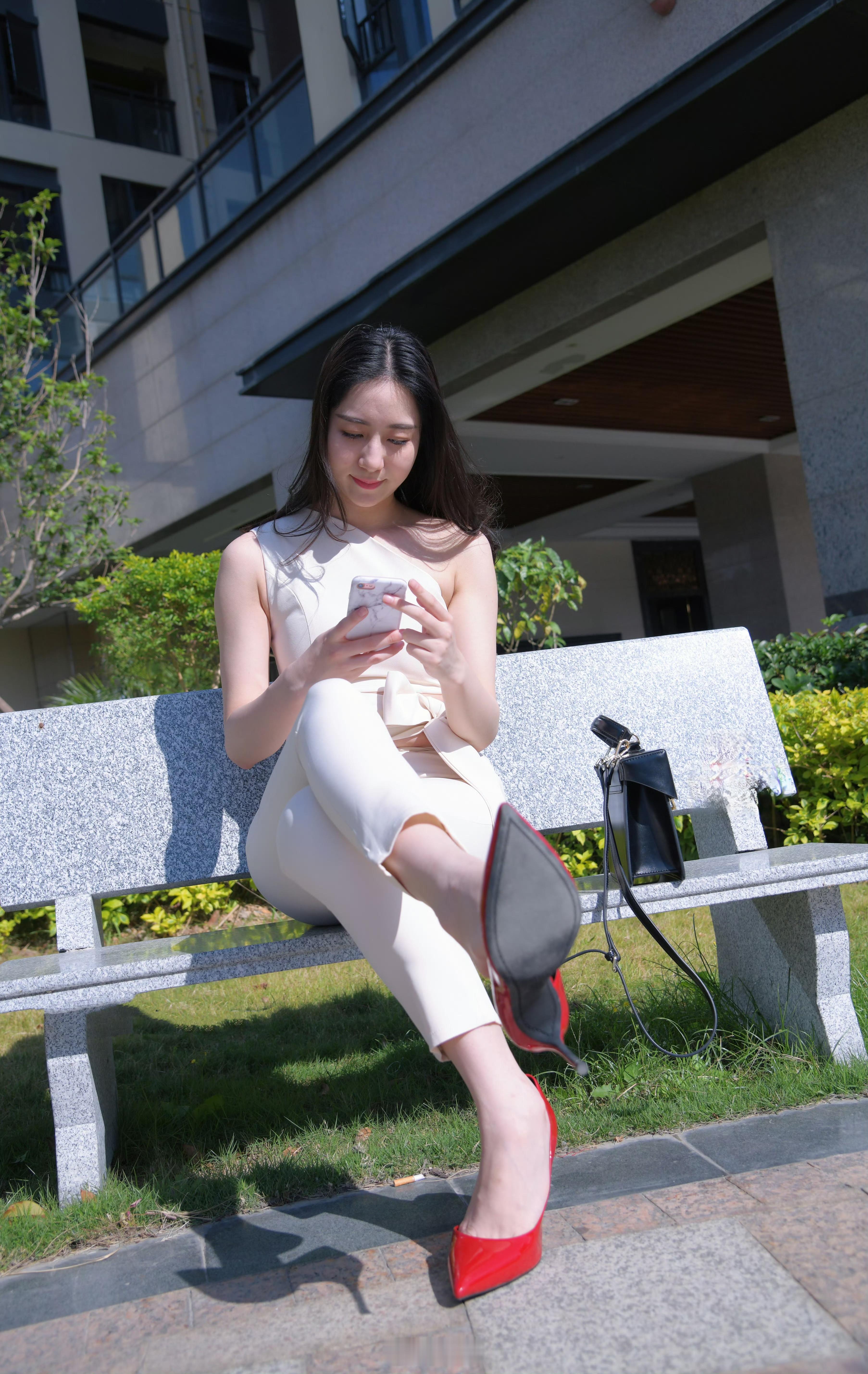 红色高跟鞋的女孩子 ​​​