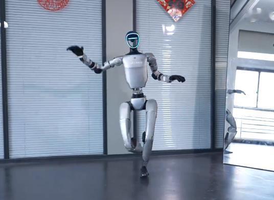 去年春晚机器人扭秧歌，大家还觉得是“萌宠闹春”；今年《武BOT》一出来，直接变成